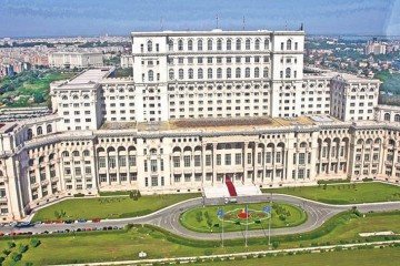 Românii, invitaţi să înconjoare Casa Poporului, la Noaptea Cărţilor Deschise